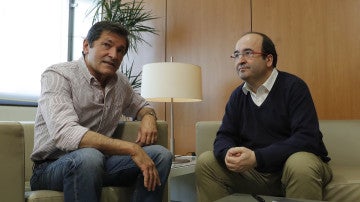 El presidente de la gestora del PSOE, Javier Fernández, y el primer secretario del PSC, Miquel Iceta