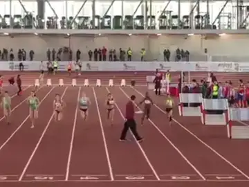 Un juez, paseándose por la pista de atletismo durante una prueba Un juez, paseándose por la pista de atletismo durante una prueba