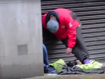 Un 'sintecho' bajo los efectos de la droga Un 'sintecho' bajo los efectos de la droga