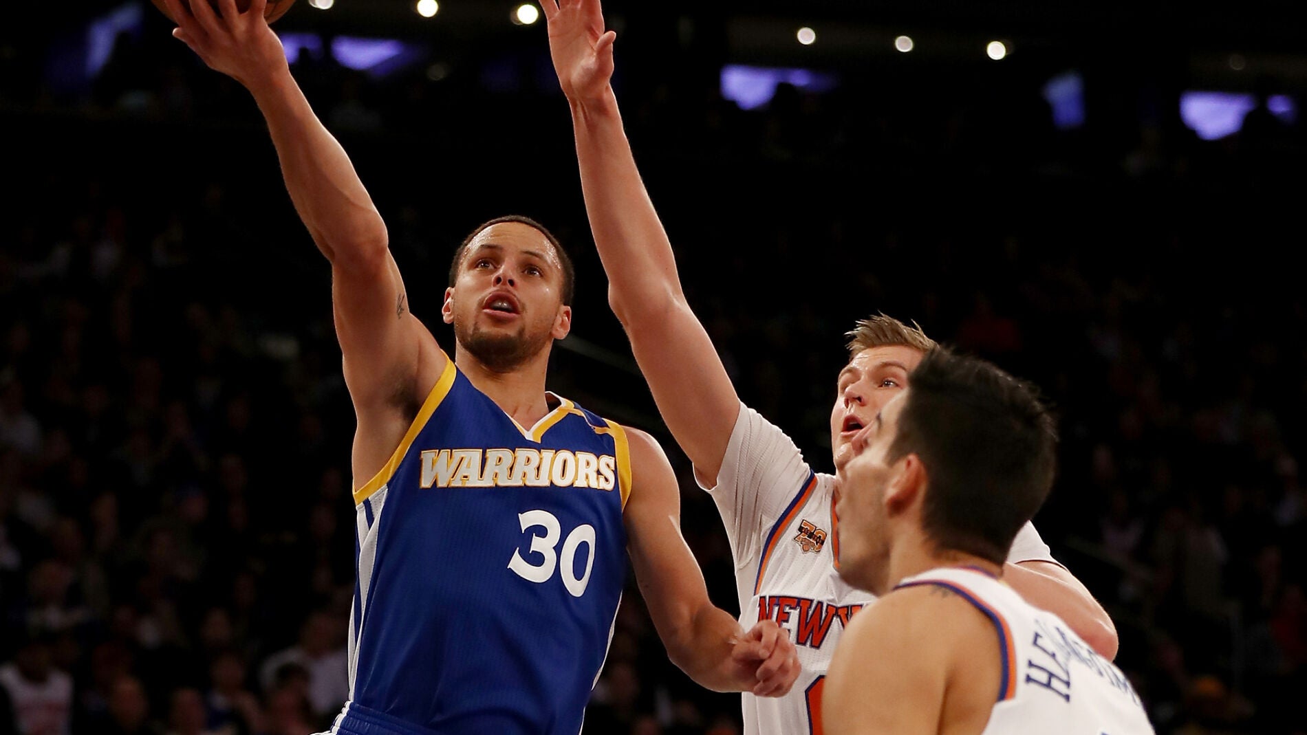 Curry hace una bandeja ante la defensa de Porzingis y Willy Hernang&oacute;mez