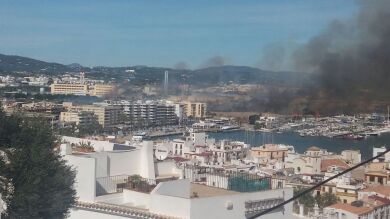 Un incendio de grandes dimensiones calcina Ses Feixes de Vila, en Ibiza, muy cerca de la ciudad