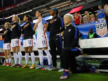 Megan Rapinoe, hincando la rodilla durante el himno de Estados Unidos