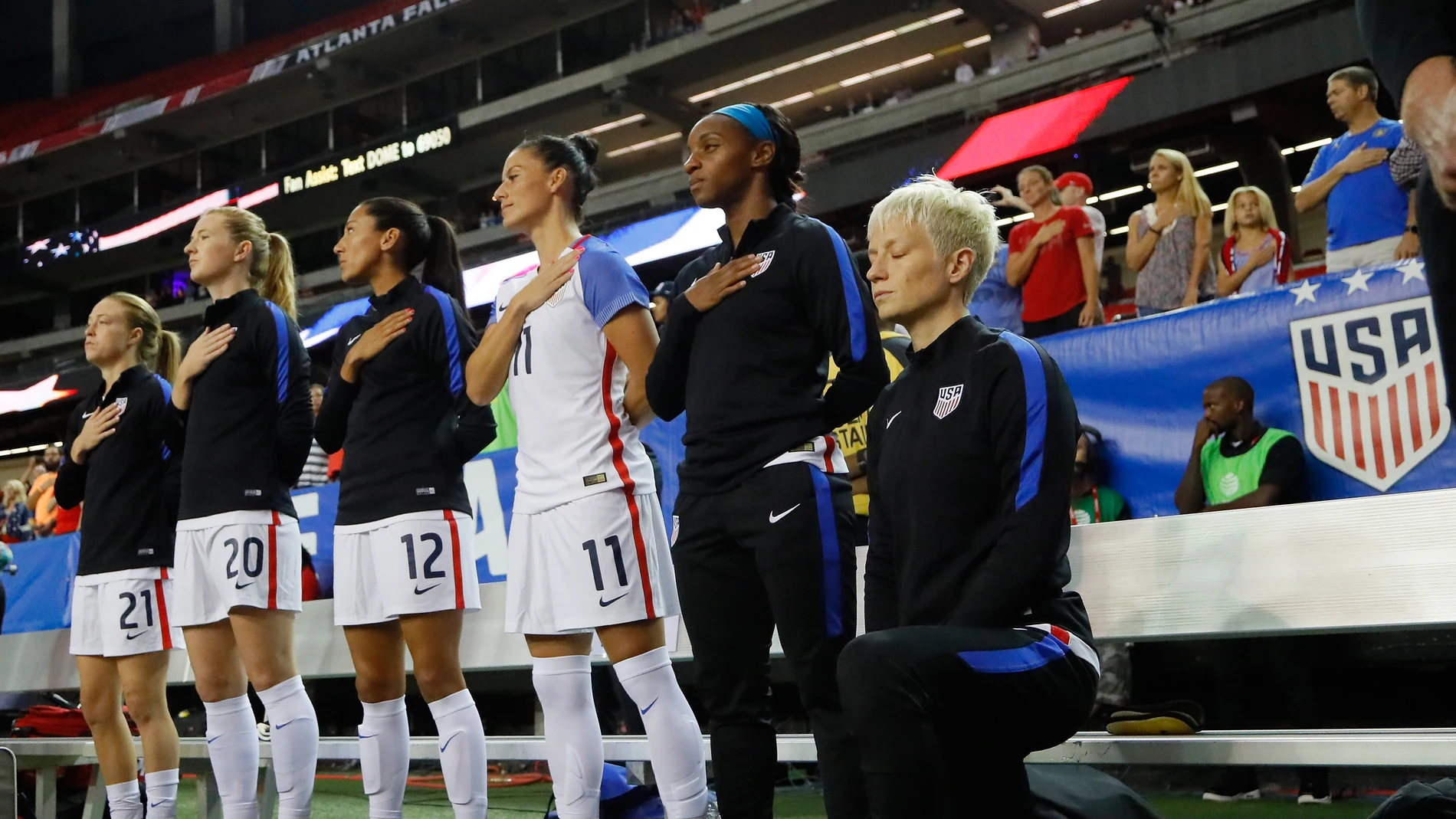Megan Rapinoe, hincando la rodilla durante el himno de Estados Unidos Megan Rapinoe, hincando la rodilla durante el himno de Estados Unidos