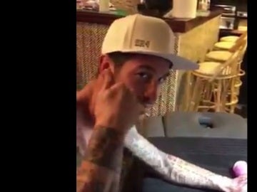 Ramos, retocándose un tatuaje