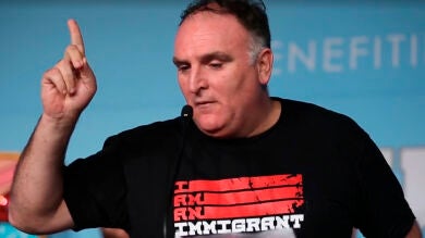 El chef español José Andrés sirve comida gratis a los funcionarios afectados por el cierre de la Administración de EEUU