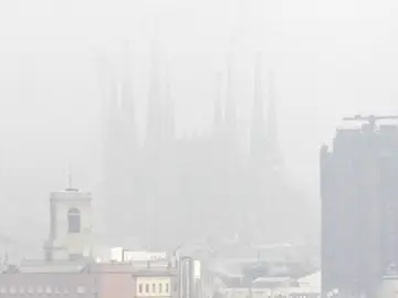 La contaminación oculta la Sagrada Familia de Barcelona La contaminación oculta la Sagrada Familia de Barcelona