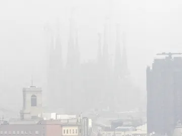 La contaminación oculta la Sagrada Familia de Barcelona La contaminación oculta la Sagrada Familia de Barcelona