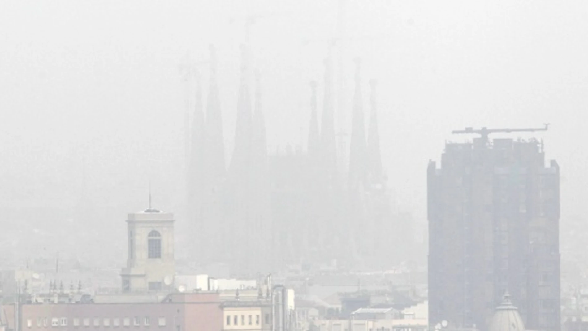 La contaminación oculta la Sagrada Familia de Barcelona La contaminación oculta la Sagrada Familia de Barcelona