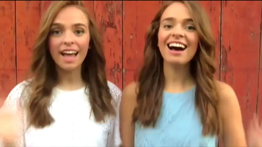 Frame 0.0 de: Dos gemelas vascas, Twin Melody, se hacen famosas en la red por sus versiones musicales