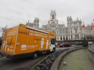 Vista de la autocaravana de la Asociación Hazte Oír Vista de la autocaravana de la Asociación Hazte Oír