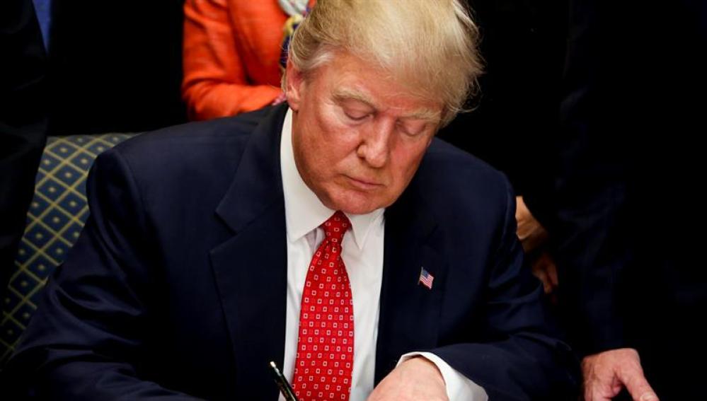 Donald Trump firmando un decreto