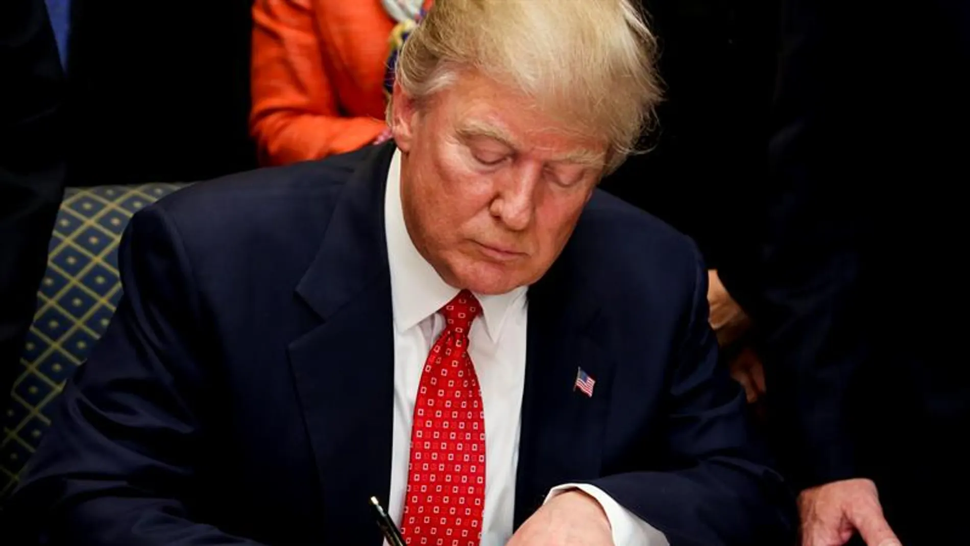 Donald Trump firmando un decreto Donald Trump firmando un decreto