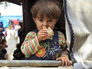 Un niño en un campo de refugiados