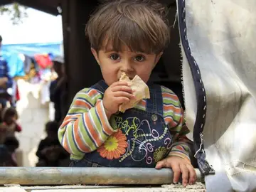 Un niño en un campo de refugiados Un niño en un campo de refugiados