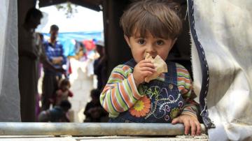 Un niño en un campo de refugiados