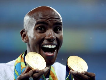 Mo Farah sostiene sus medallas de oro conseguidas en Río y Londres