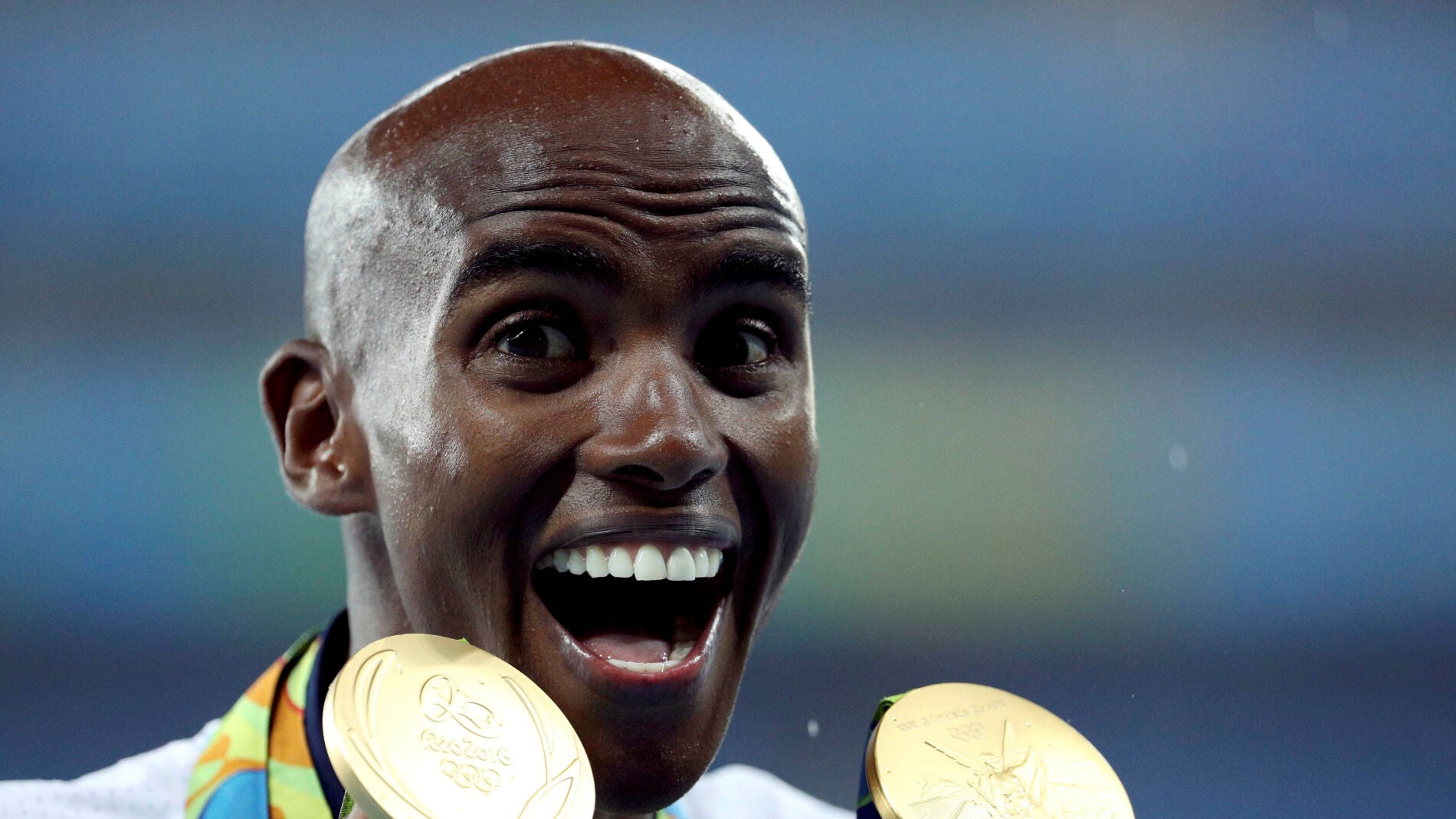 Mo Farah sostiene sus medallas de oro conseguidas en R&iacute;o y Londres