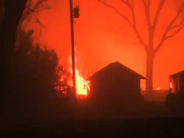 Frame 0.558315 de: Tormentas y tornados con vientos muy fuertes alimentan incendios en buena parte de Estados Unidos Frame 0.558315 de: Tormentas y tornados con vientos muy fuertes alimentan incendios en buena parte de Estados Unidos
