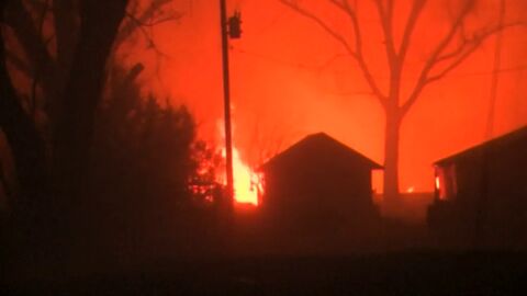 Frame 0.558315 de: Tormentas y tornados con vientos muy fuertes alimentan incendios en buena parte de Estados Unidos