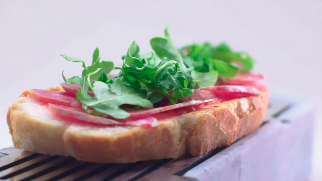Tosta de pan tumaca y fuet