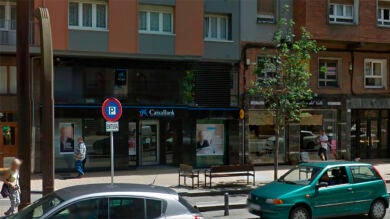 Detenido el hombre atrincherado en un banco en Gijón que pedía heroína a cambio de la liberación de los rehenes