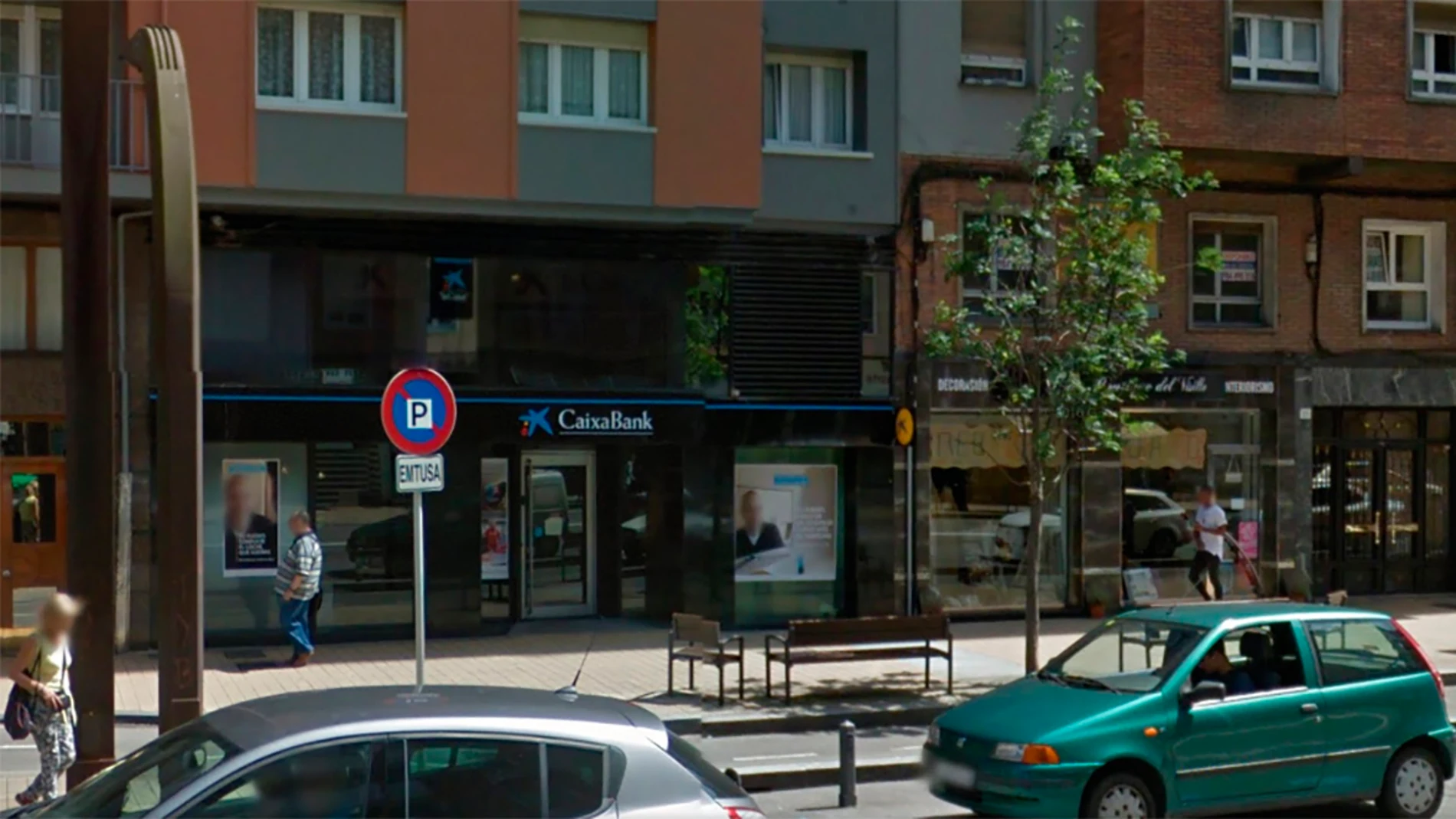 La sucursal de Caixa Bank donde se ha producido el atraco La sucursal de Caixa Bank donde se ha producido el atraco