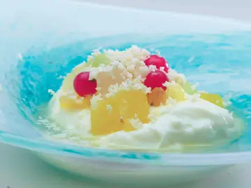 Macedonia de frutas tropicales con coco late Macedonia de frutas tropicales con coco late