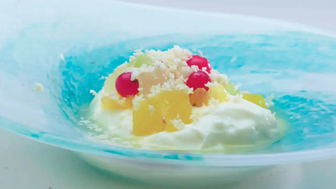 Macedonia de frutas tropicales con coco late