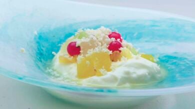 Macedonia de frutas tropicales con coco late