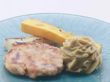 Hamburguesa de salmón, hummus y falsas patatas fritas Hamburguesa de salmón, hummus y falsas patatas fritas