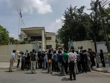 Miembros de la prensa se reúnen en la entrada de la Embajada de Corea del Norte Miembros de la prensa se reúnen en la entrada de la Embajada de Corea del Norte