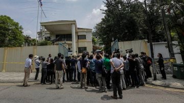Miembros de la prensa se reúnen en la entrada de la Embajada de Corea del Norte 