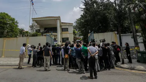 Miembros de la prensa se reúnen en la entrada de la Embajada de Corea del Norte Miembros de la prensa se reúnen en la entrada de la Embajada de Corea del Norte