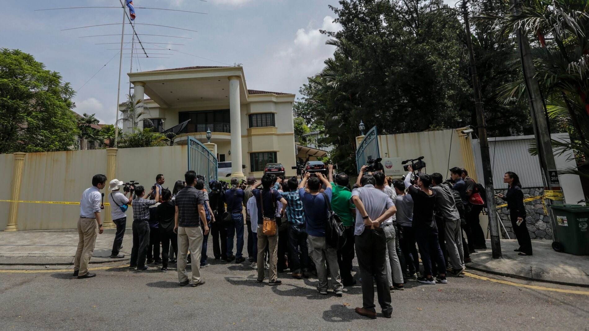 Miembros de la prensa se re&uacute;nen en la entrada de la Embajada de Corea del Norte 