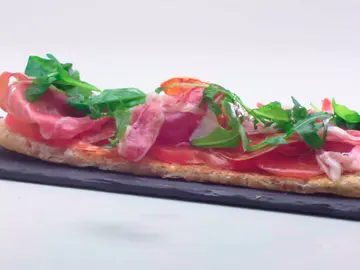 Coca de jamón y chorizo con un toque dulce Coca de jamón y chorizo con un toque dulce