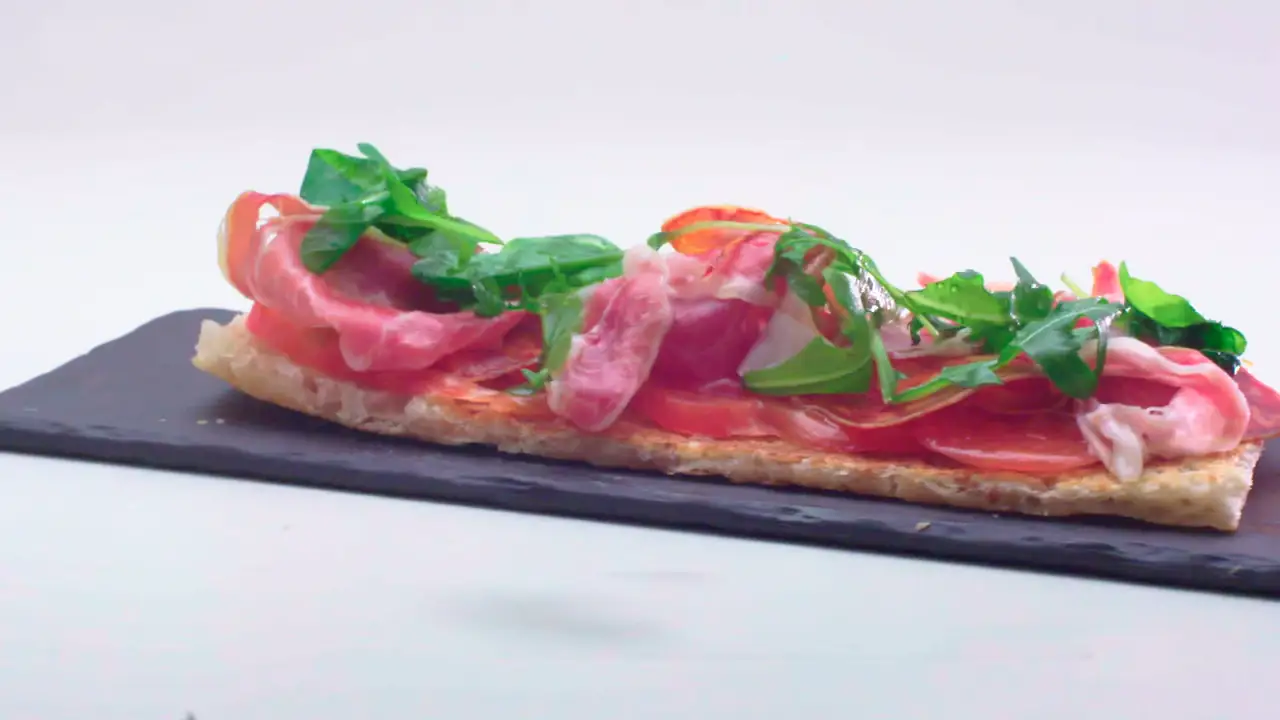 Coca de jamón y chorizo con un toque dulce