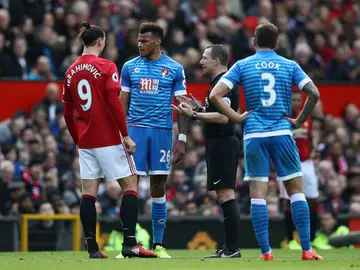 Ibrahimovic se encara con Tyrone Mings Ibrahimovic se encara con Tyrone Mings