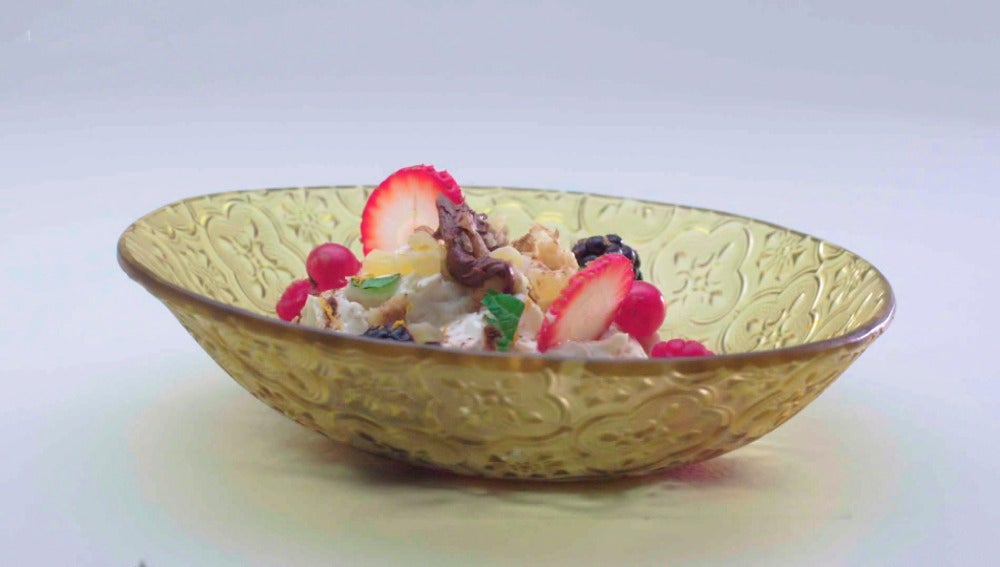 Crema de mascarpone con frutas, frutos rojos y chocolate