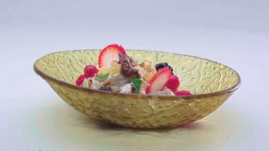 Crema de mascarpone con frutas, frutos rojos y chocolate