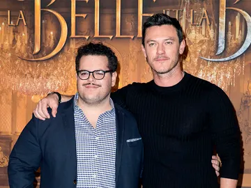 Josh Gad junto a Luke Evans, LeFou y Gastón en la película Josh Gad junto a Luke Evans, LeFou y Gastón en la película