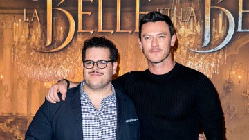 Josh Gad junto a Luke Evans, LeFou y Gastón en la película