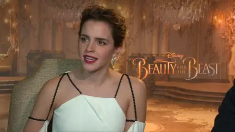 Emma Watson contesta a quienes cuestionan su feminismo por insinuar sus pechos en unas fotografías Emma Watson contesta a quienes cuestionan su feminismo por insinuar sus pechos en unas fotografías