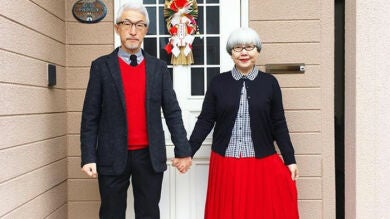 Una pareja de más de 60 años publica fotografías en las que visten con el mismo estilo