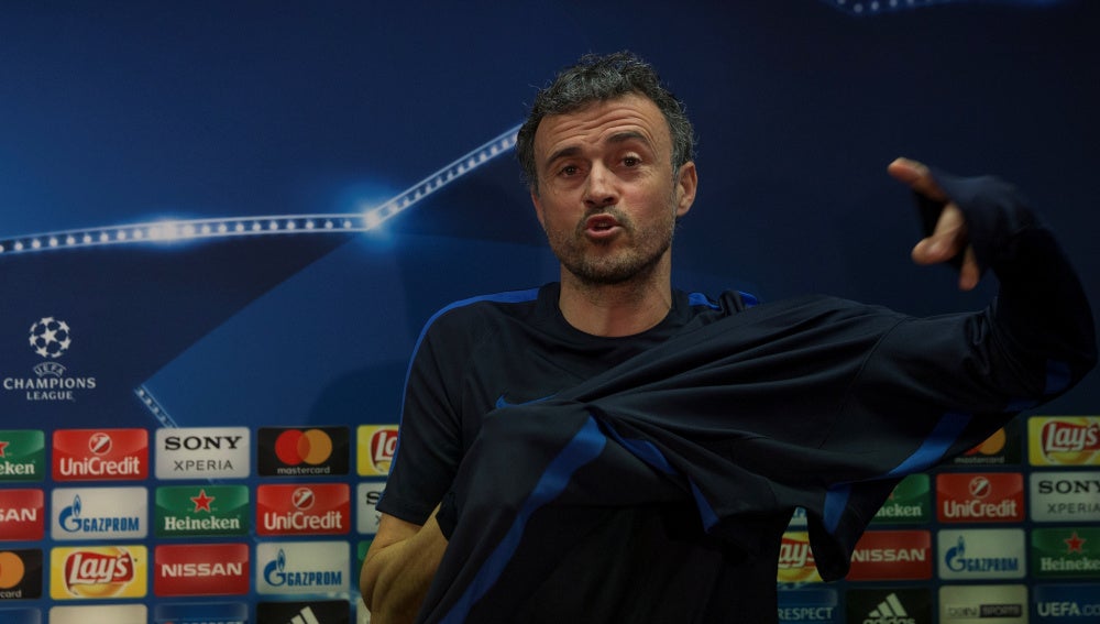 Luis Enrique, poniéndose el chándal en la sala de prensa