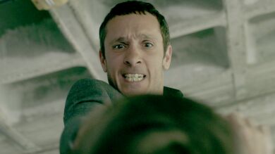 Álex consigue el nombre de la mujer responsable de todo