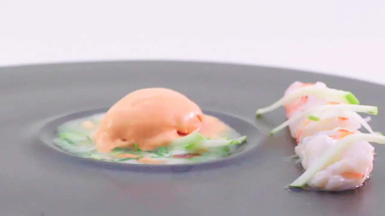 Helado de gazpacho y cigalas en dos texturas