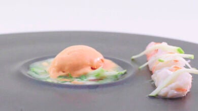 Helado de gazpacho y cigalas en dos texturas