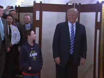 Trump aparece por sorpresa ante el primer grupo de visitantes de la Casa Blanca en su mandato Trump aparece por sorpresa ante el primer grupo de visitantes de la Casa Blanca en su mandato