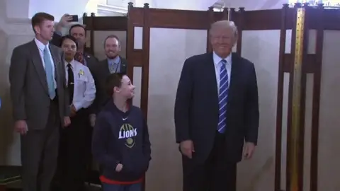 Trump aparece por sorpresa ante el primer grupo de visitantes de la Casa Blanca en su mandato Trump aparece por sorpresa ante el primer grupo de visitantes de la Casa Blanca en su mandato