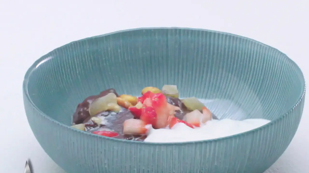 Flan de cacao con yogur y kikos